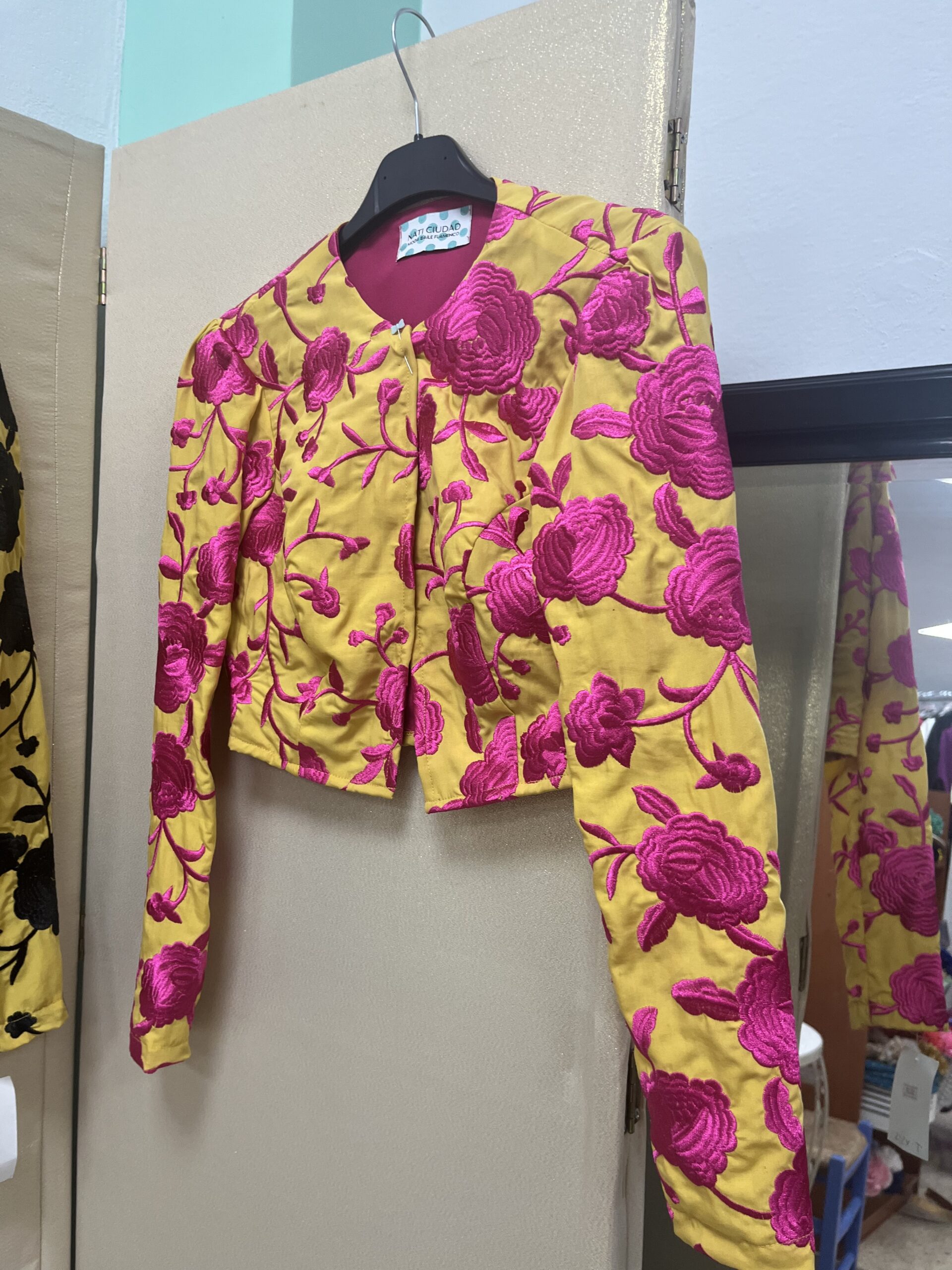 CHAQUETAS BORDADAS FONDO MOSTAZA/AMARILLO - Imagen 4