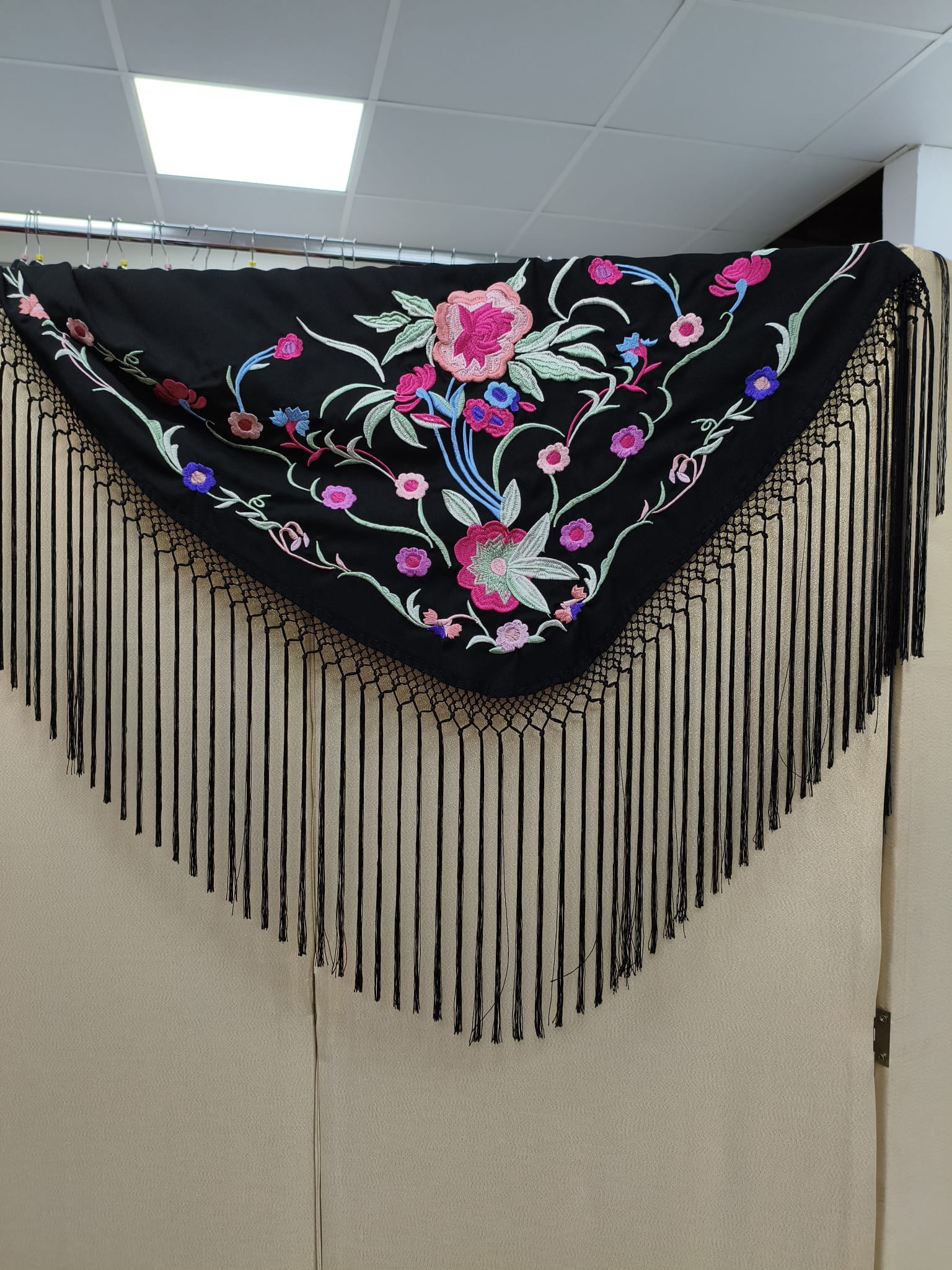 MANTONES BORDADOS Y FLECADOS DE CALIDAD - Imagen 3
