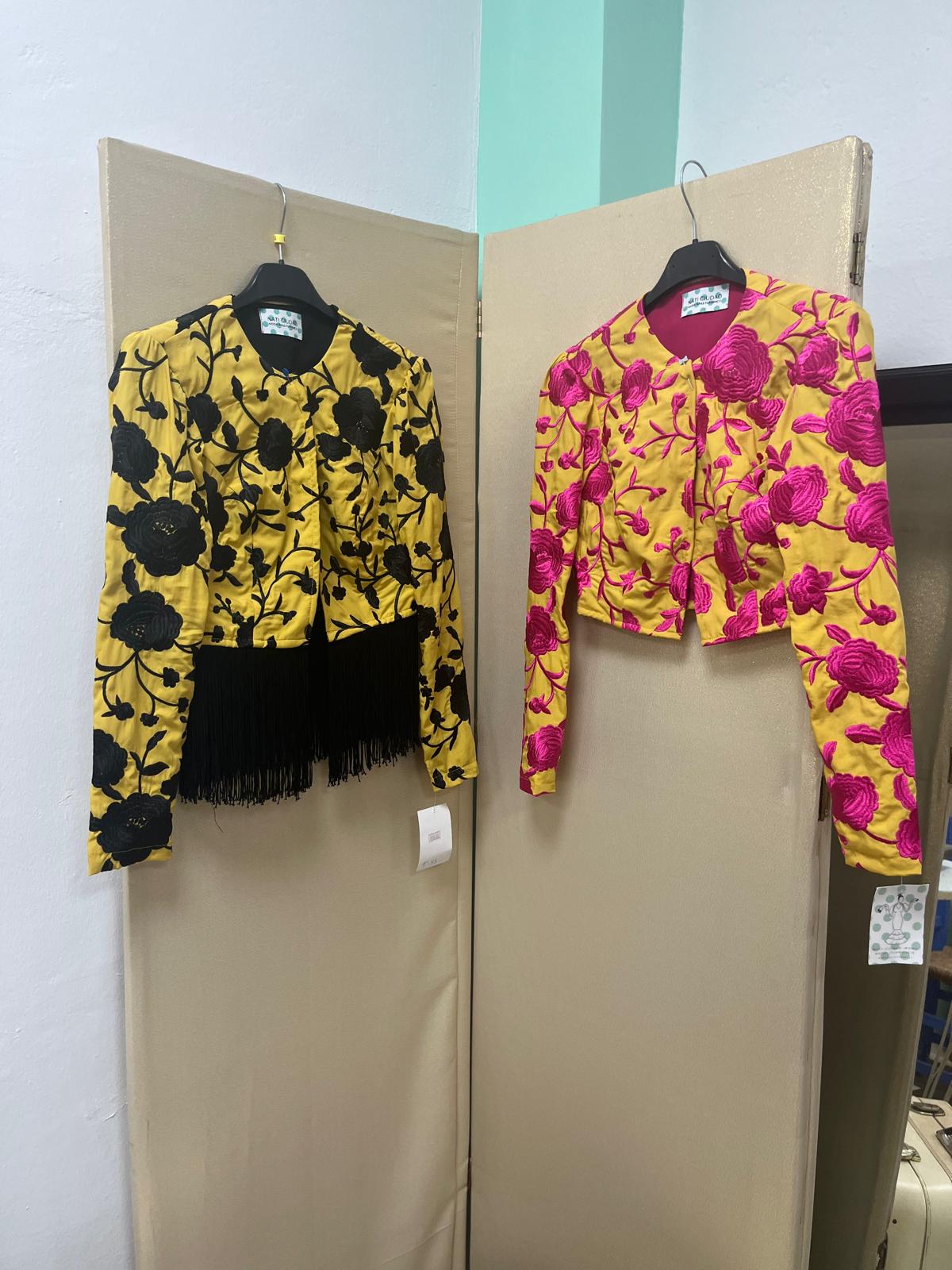 CHAQUETAS BORDADAS FONDO MOSTAZA/AMARILLO - Imagen 2