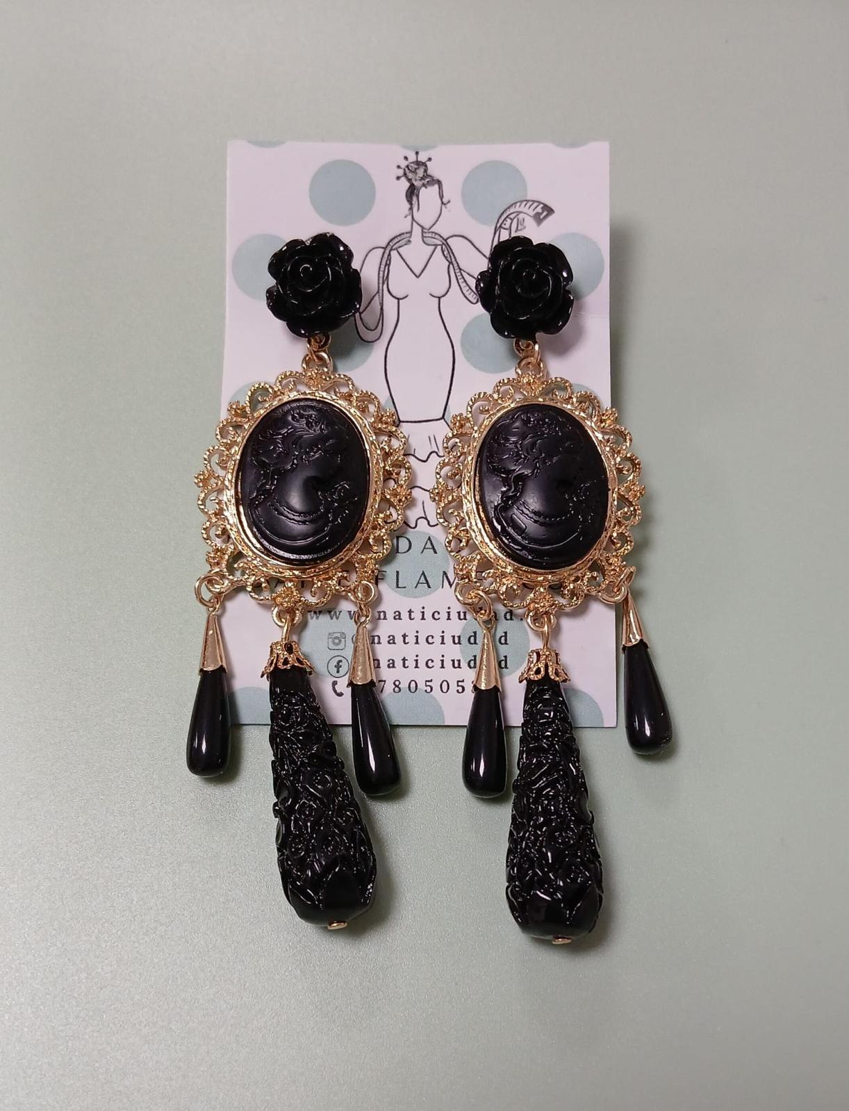 PENDIENTES CON DETALLES EN NEGRO