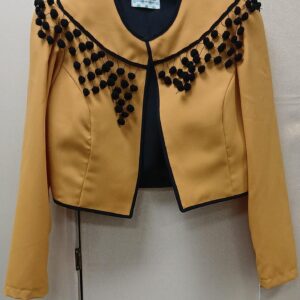 CHAQUETILLA AMARILLO ALBERO ADORNADA EN NEGRO