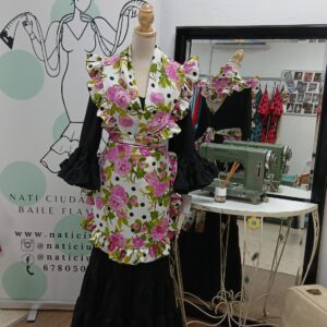 MANDIL + PICO BLANCO CON FLORES ROSAS